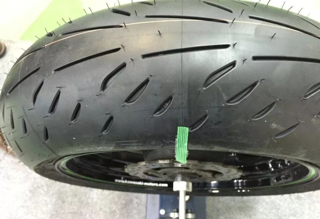 新手更换汽车轮胎的过程,新手换轮胎详细教程