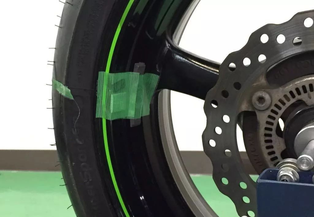 新手更换汽车轮胎的过程,新手换轮胎详细教程