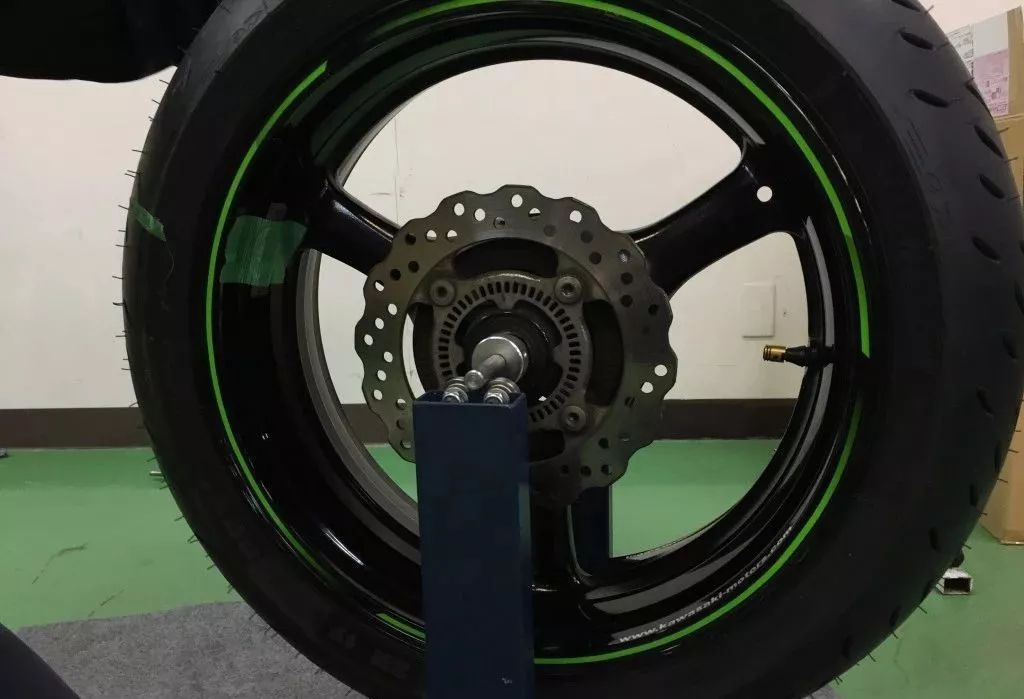 新手更换汽车轮胎的过程,新手换轮胎详细教程