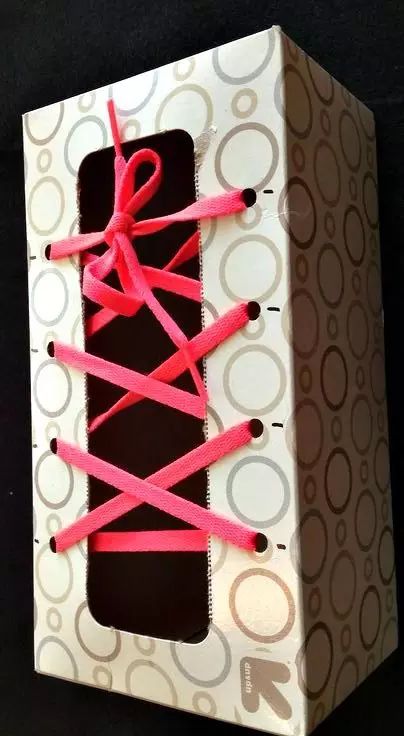 幼儿园教室立体大纸箱创意,用纸箱做教室可以让布娃娃住进去