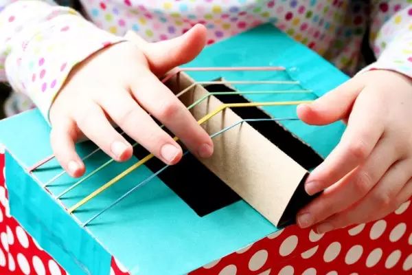 幼儿园教室立体大纸箱创意,用纸箱做教室可以让布娃娃住进去