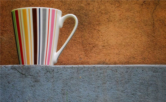 一杯清水辨别蜂蜜真假的方法,用水辨别蜂蜜真假小窍门