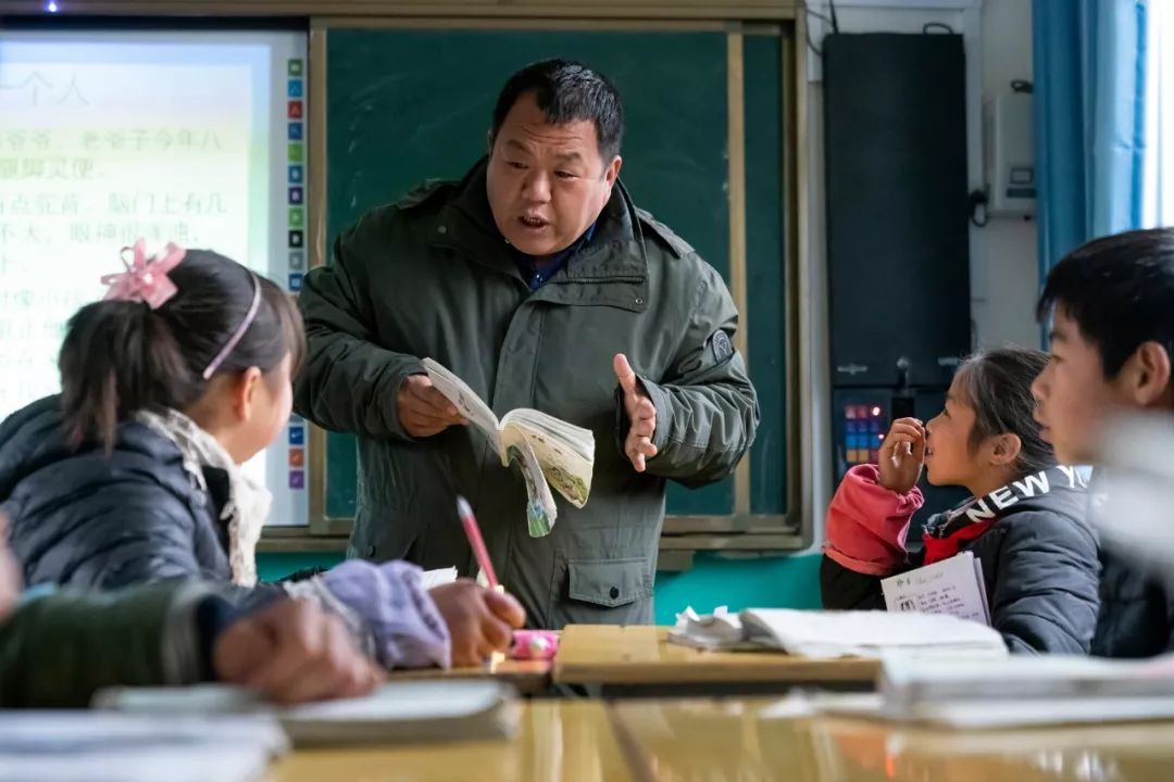 一个诗人和他的留守儿童足球队