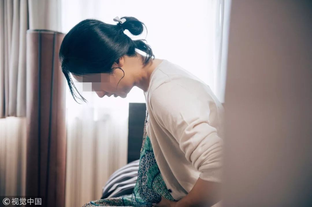 未婚女子形似怀孕7个月，医生发现她肚子里密密麻麻……