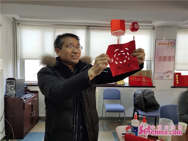 青岛仰口路社区办灯笼DIY公益课堂银发老人乐享“年味道”