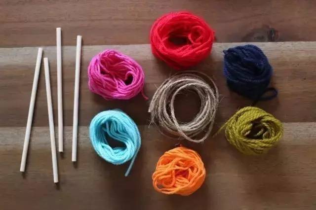 她用牙签搭了个十字，缠上几根毛线，竟也可以美成这样