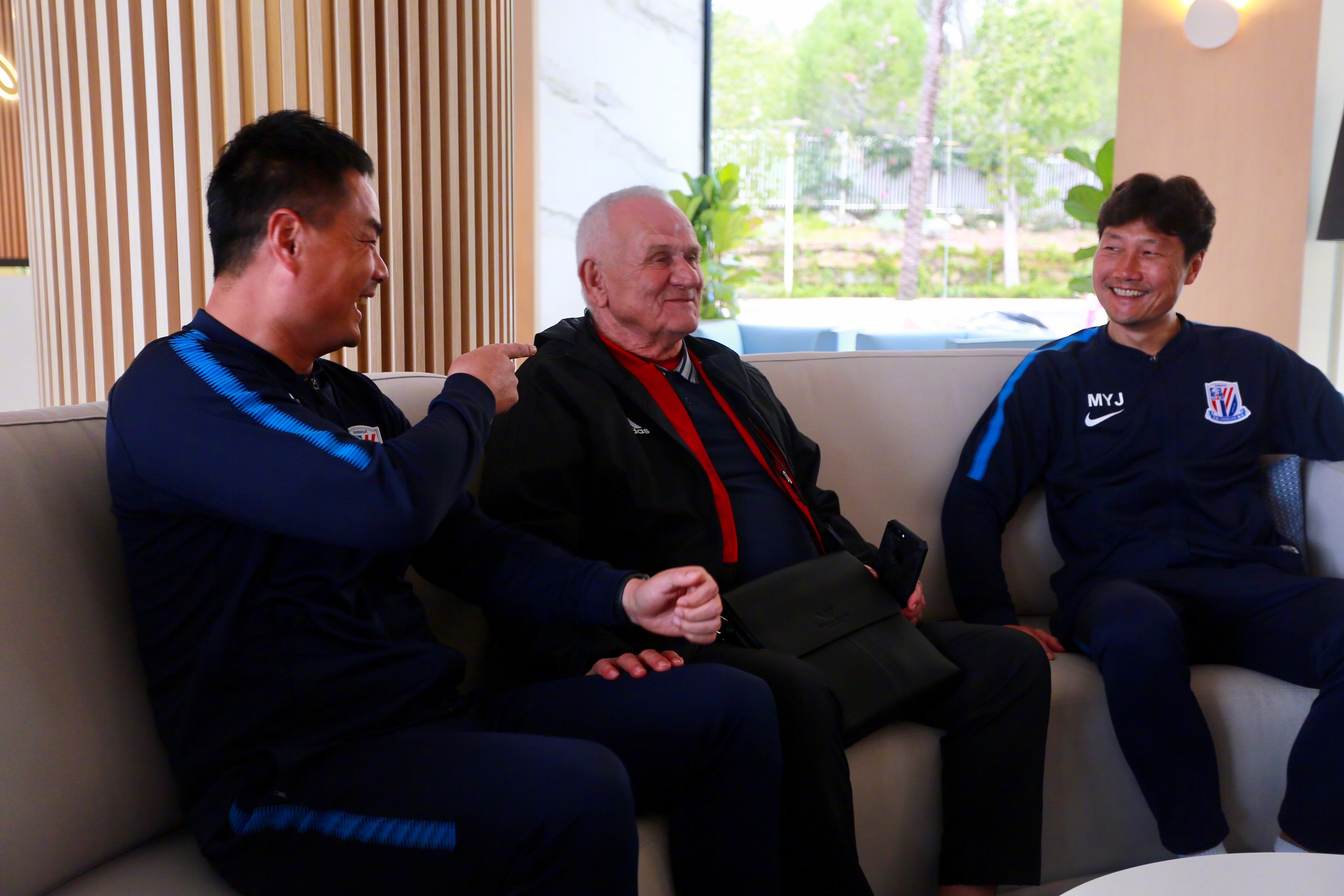 「视频」他乡再遇彼德洛维奇，关注申花20年听他再忆“追打裁判”往事