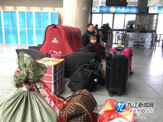 长途火车的离别,火车站与亲人离别视频