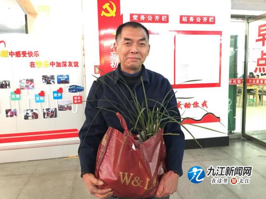 长途火车的离别,火车站与亲人离别视频