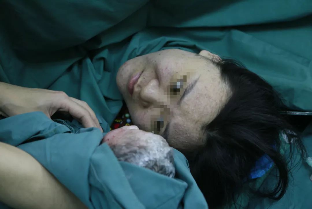 女子通过试管婴儿生下一个儿子,中国首个人工授精出生的女婴