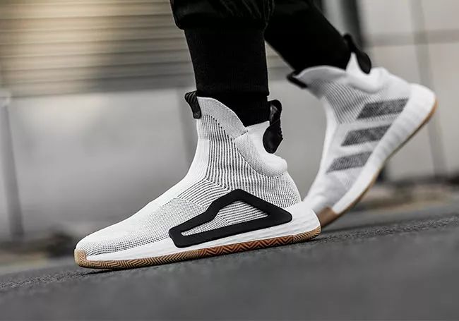 新款adidas休闲鞋,adidas最新推出的超轻跑鞋