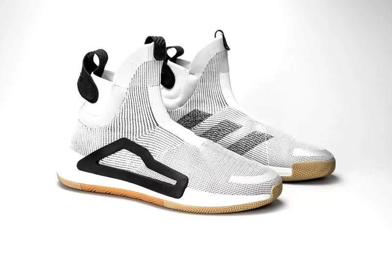 新款adidas休闲鞋,adidas最新推出的超轻跑鞋