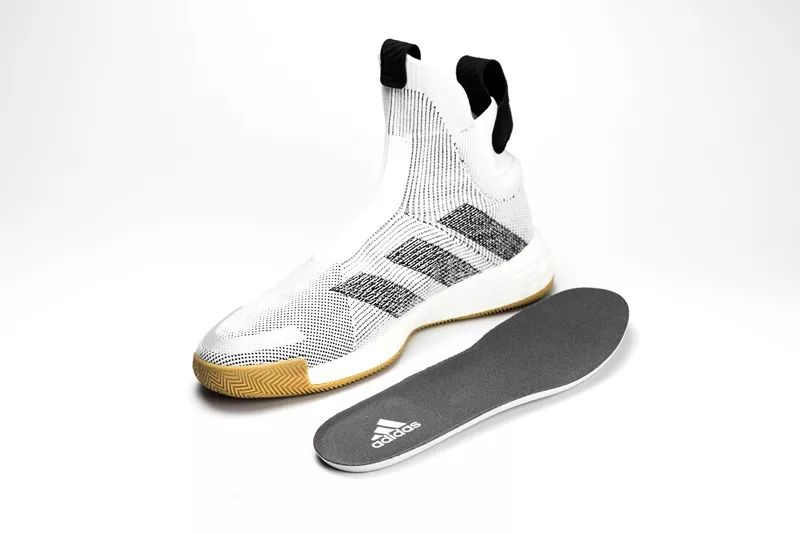 新款adidas休闲鞋,adidas最新推出的超轻跑鞋