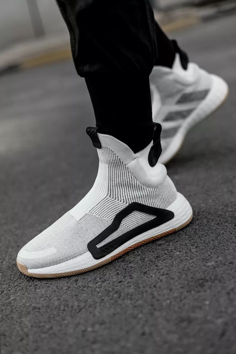 新款adidas休闲鞋,adidas最新推出的超轻跑鞋