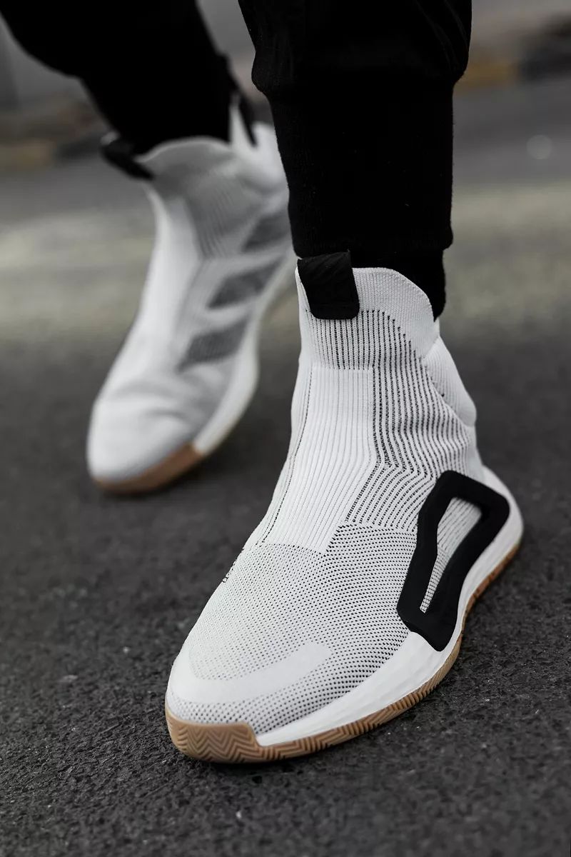 新款adidas休闲鞋,adidas最新推出的超轻跑鞋