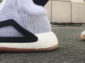 新款adidas休闲鞋,adidas最新推出的超轻跑鞋