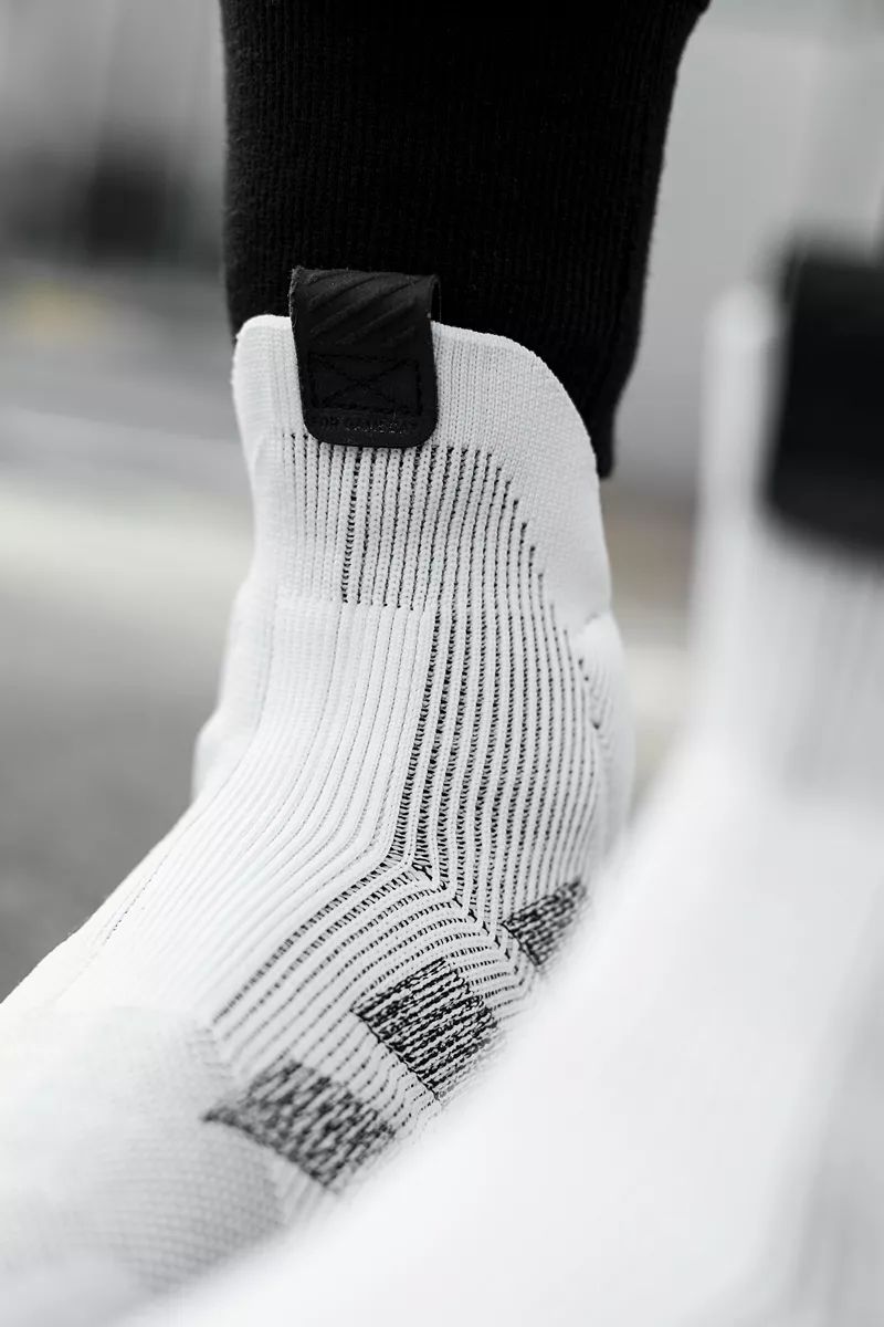 新款adidas休闲鞋,adidas最新推出的超轻跑鞋