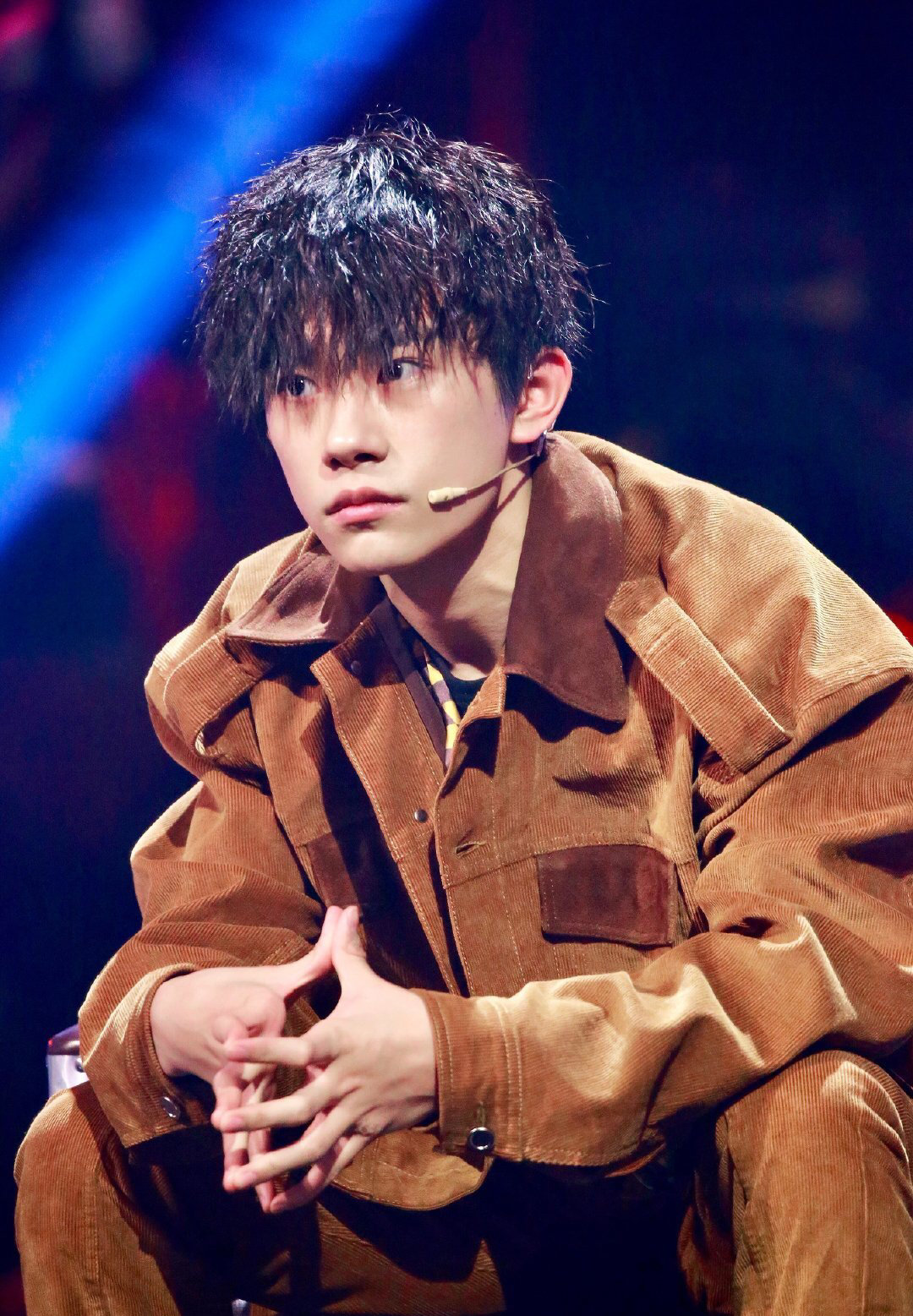 易烊千玺的锡纸烫卫衣带子,易烊千玺羊毛卷和锡纸烫