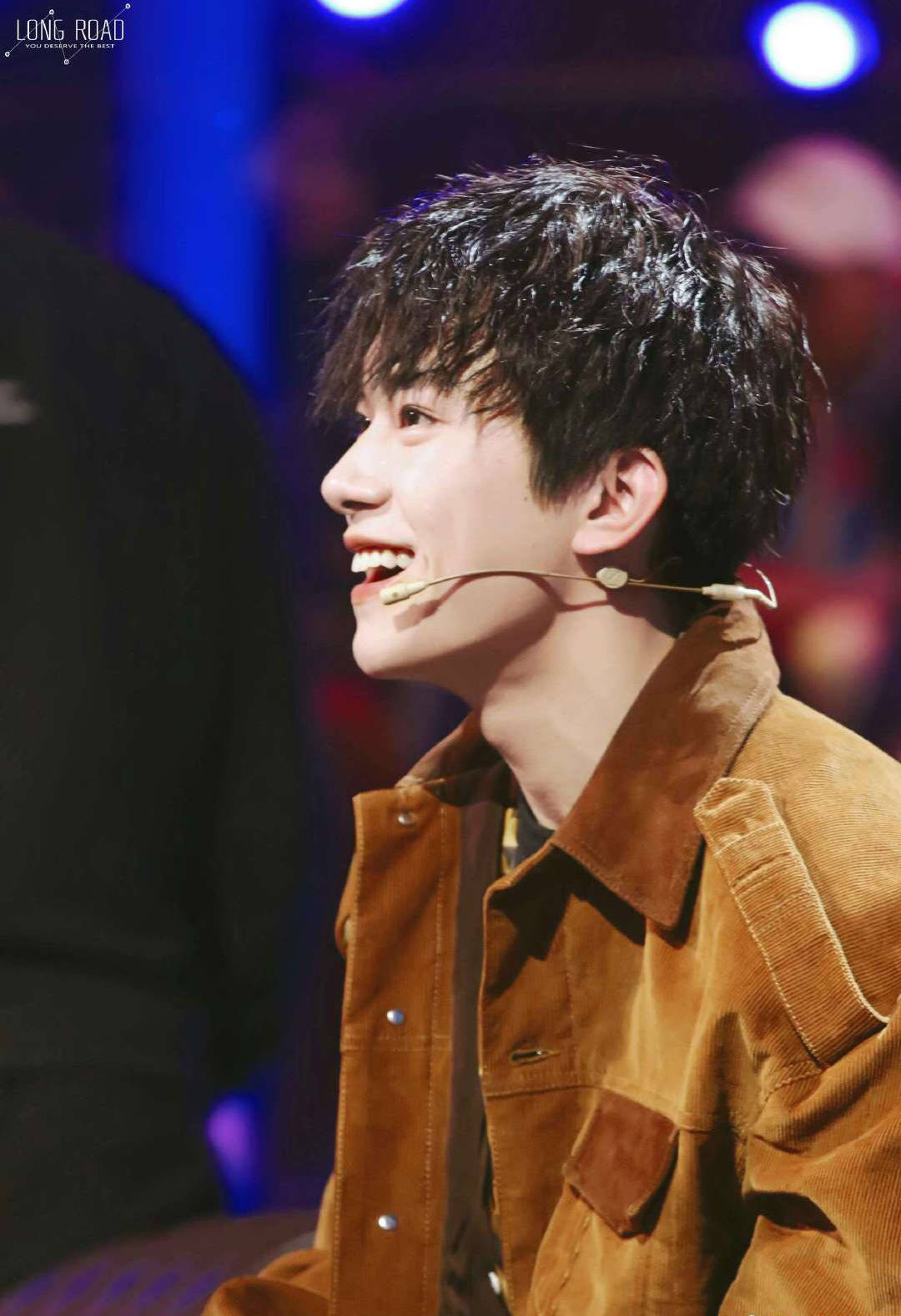 易烊千玺的锡纸烫卫衣带子,易烊千玺羊毛卷和锡纸烫