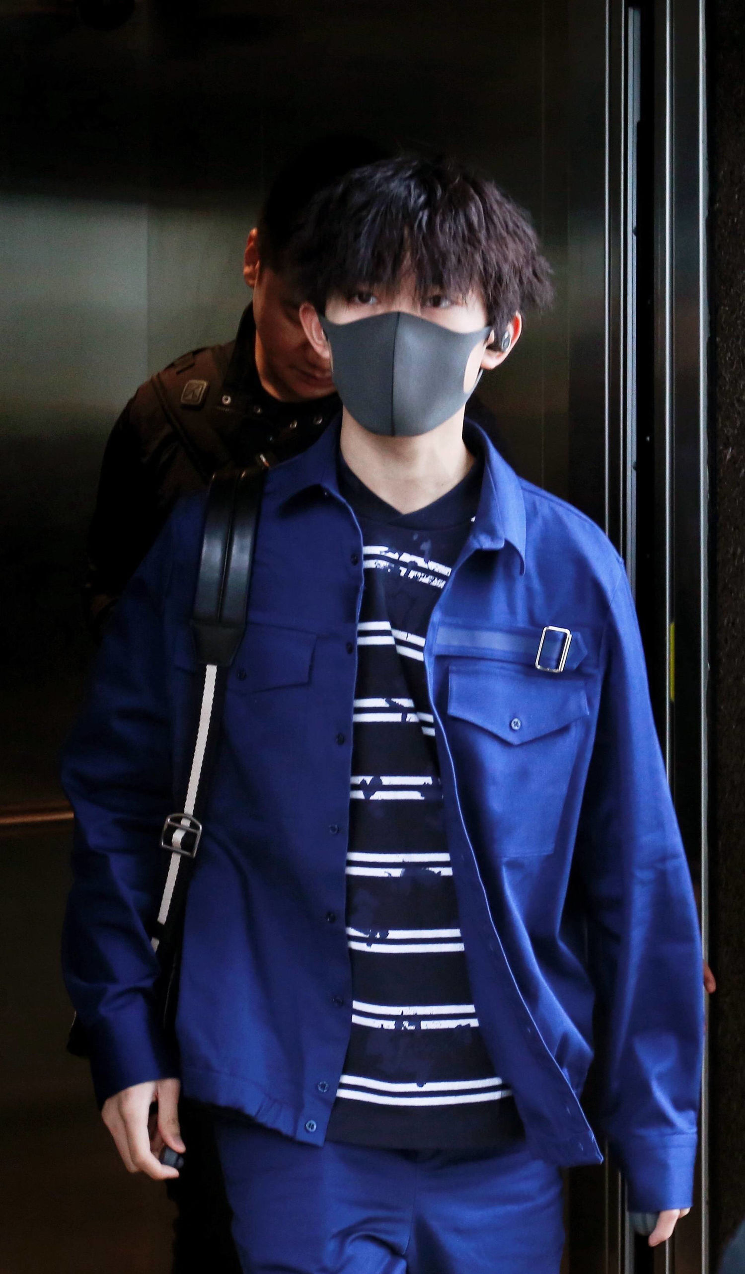 易烊千玺的锡纸烫卫衣带子,易烊千玺羊毛卷和锡纸烫