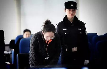 女网红贩卖蓝色药水,网红蓝精灵女主播被判刑