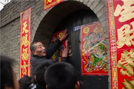 年二十九贴对联好吗,年俗视频二十九
