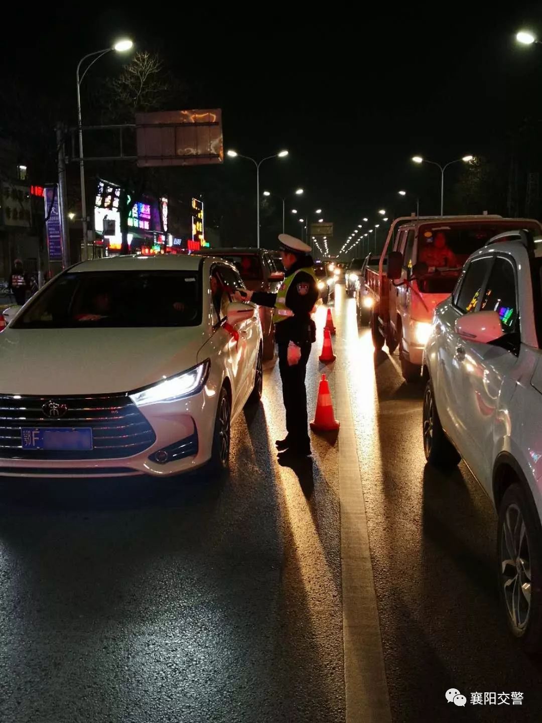 心存侥幸违法酒驾刚上路就被查,侥幸心理要不得冒险酒驾被查处