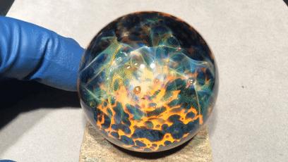 玻璃球里面的花纹是怎么回事,玻璃球中的花纹是如何印在里面的