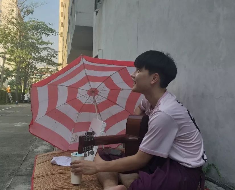 kris涓枃鍙戣█,kris绗竴娆¤繘鍩庡崠涓滆タ
