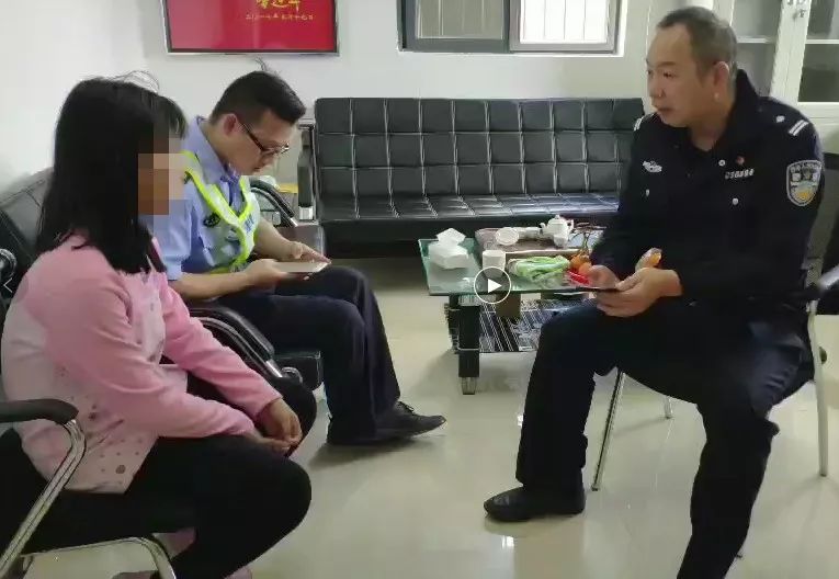 寒夜救助走失少年民警温暖回家路,平安守护风雪救援助迷路老人归家