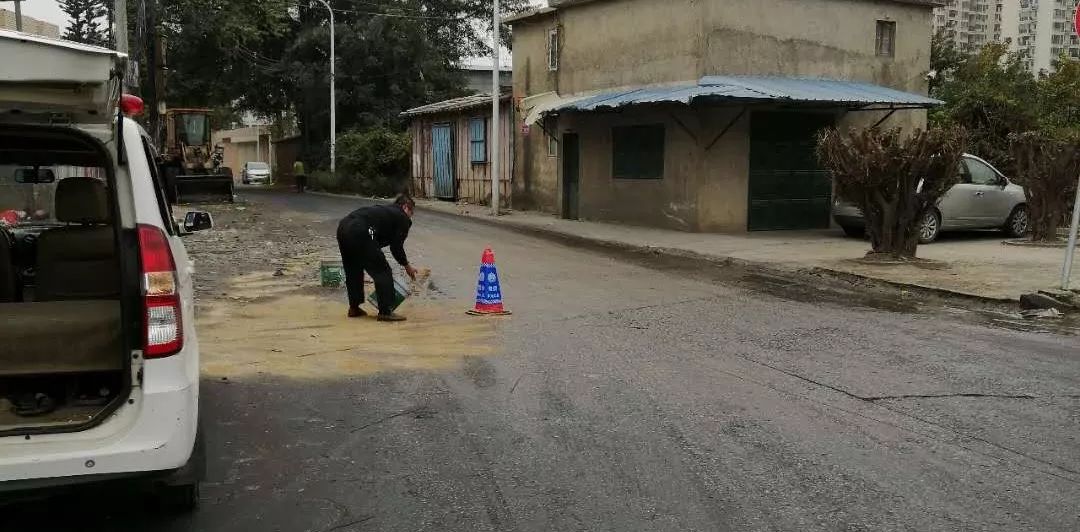 寒夜救助走失少年民警温暖回家路,平安守护风雪救援助迷路老人归家