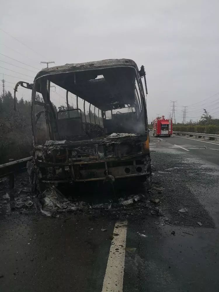 寒夜救助走失少年民警温暖回家路,平安守护风雪救援助迷路老人归家