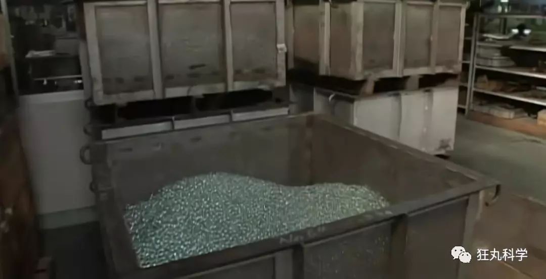 玻璃球里面的花纹是怎么回事,玻璃球中的花纹是如何印在里面的