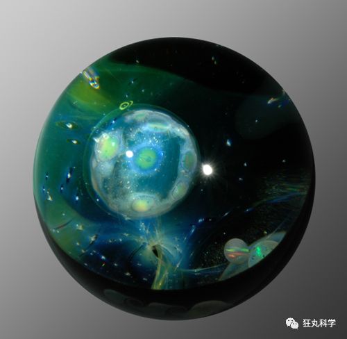 玻璃球里面的花纹是怎么回事,玻璃球中的花纹是如何印在里面的