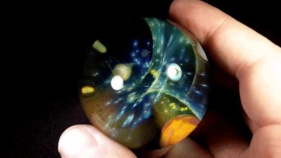 玻璃球里面的花纹是怎么回事,玻璃球中的花纹是如何印在里面的