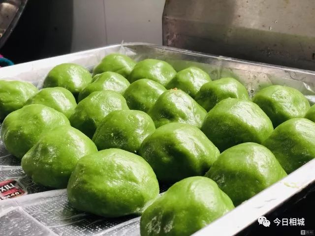 黑芝麻蛋黄肉松软糯香甜的青团子,苏州哪里的青团子比较好吃啊