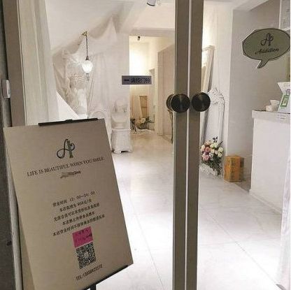 进咖啡店拍照被收50元场地费,女子在咖啡店拍照被店员索要50元