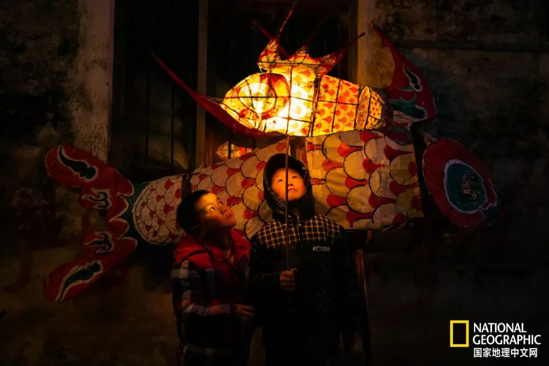 这盏燃了200年的徽州鱼灯，带你游回小时候