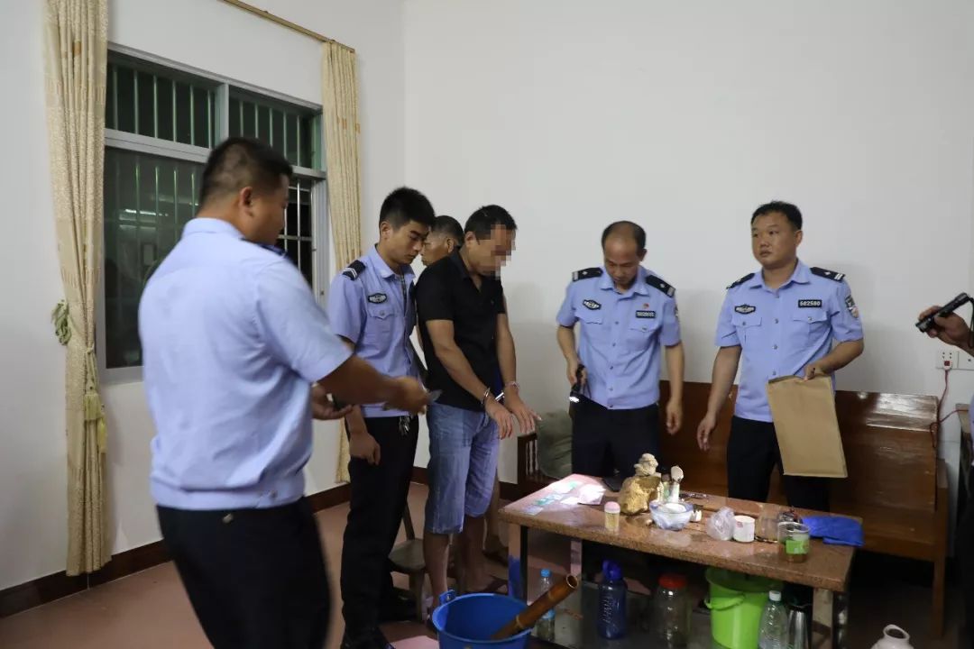 瀹堕噷搴婂簳涓嬫湁閲戝瓙,鍦ㄥ閲屽簥搴曚笅钘忎竴鐧句竾鐜伴噾