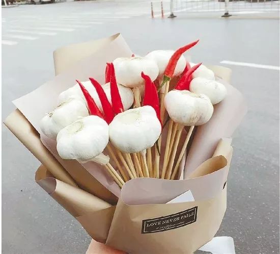 90后小伙追女孩不送鲜花送大蒜和辣椒，这算“作死”吗？