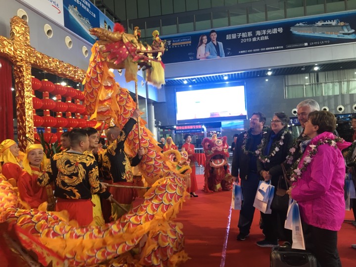 玛丽女王2号邮轮入境三亚,玛丽女王二号游轮抵达上海