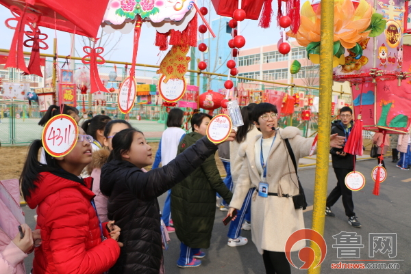 元宵节学生巧手做花灯的活动,逛灯会分享浓浓的年味一年级