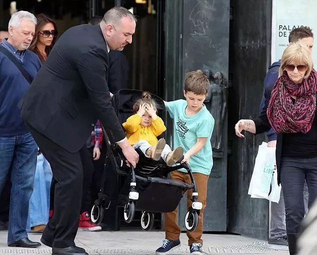 她剪个短发抢尽贝嫂风头！在皇宫过生日，买别墅学骑马，被宠大的孩子有多幸福？