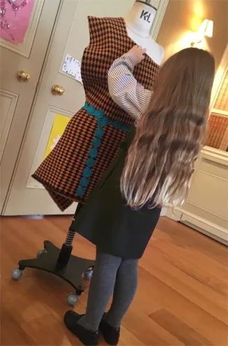 她剪个短发抢尽贝嫂风头！在皇宫过生日，买别墅学骑马，被宠大的孩子有多幸福？