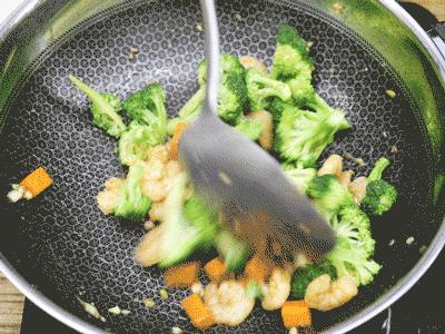 炒菜总粘锅咋办教你一招解决,炒菜粘锅最好的解决办法