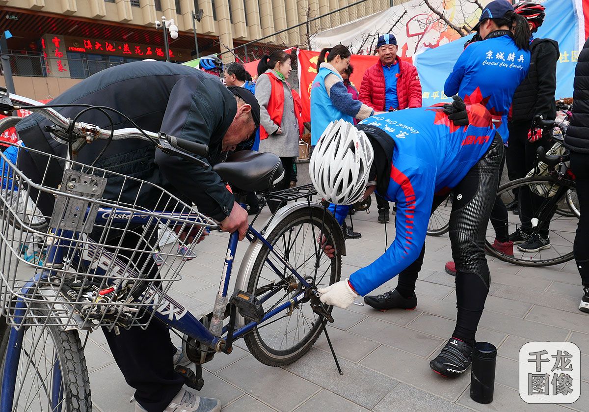 乐享生活丨他们骑行到35公里外的社区义务修车学雷锋助力绿色出行