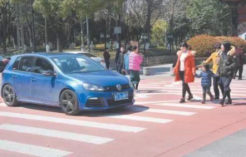 “不怕，车不敢撞你！”玉溪一父亲这样教育孩子令人汗颜！