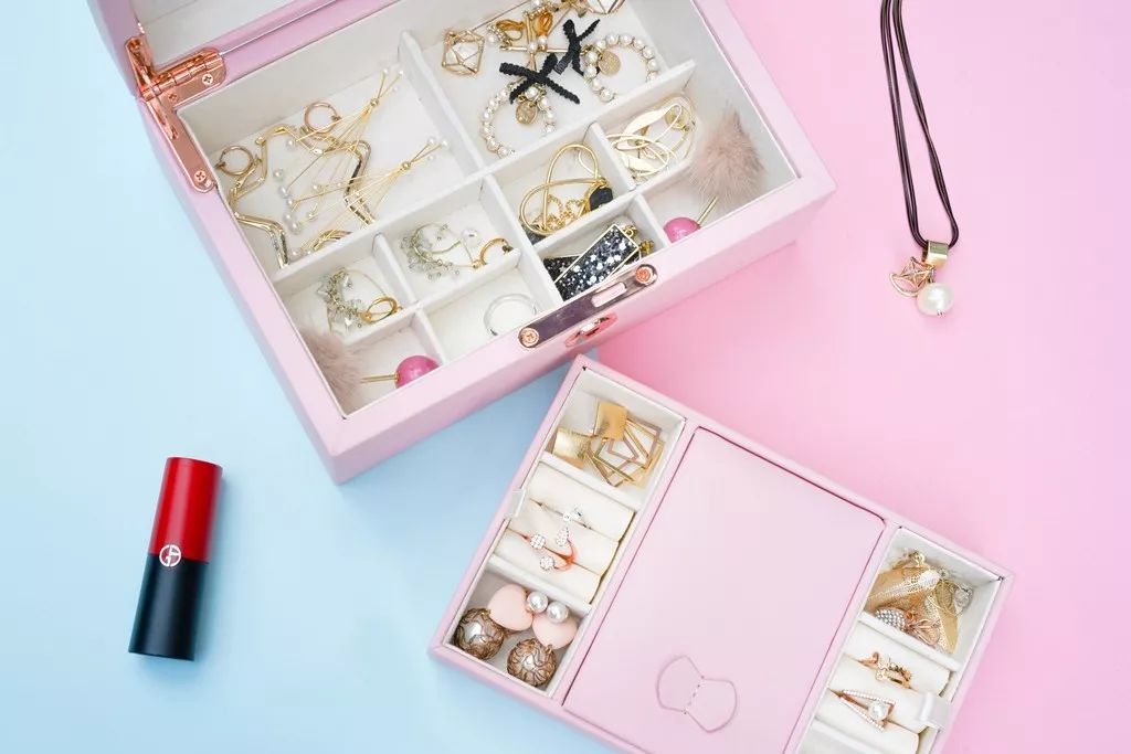 比起项链、耳环、戒指，女孩子更需要这个礼物|智黑智选