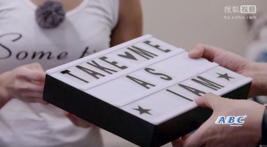 最美搬运工一夜爆红,香港最美搬运工朱芊佩与谭咏麟