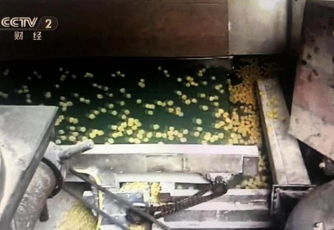 315曝光辣条小作坊制作过程,315湖南辣条曝光